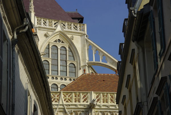 Flying buttress