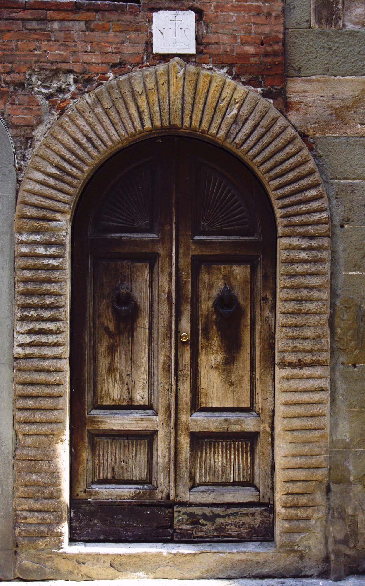 Old door;Lucca