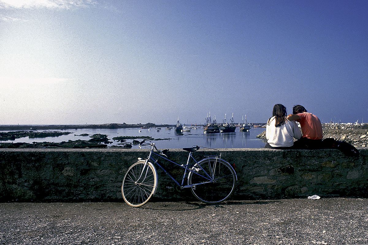Bicycle and teen lovers, St Guenole