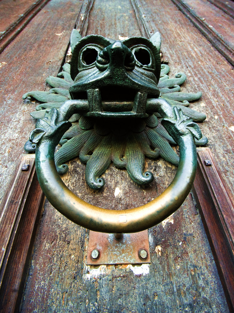 KNOCKER
