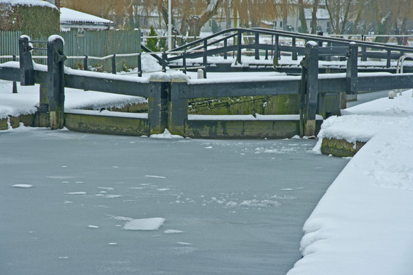 Lock gates