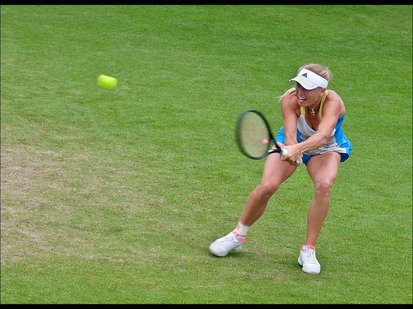 TWO HANDED BACKHAND FROM WOZNIACKI