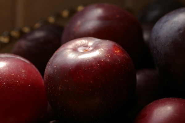 A bowl of plums