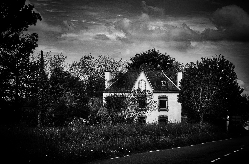 A house by a road - Une maison au bord d'une route - Dom przy drodze