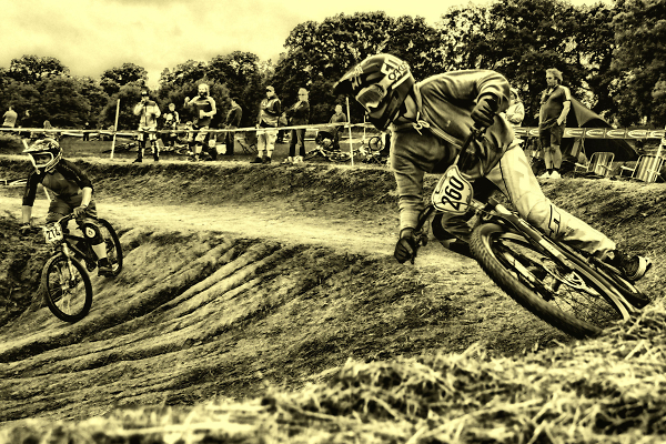 downhill cycle racing