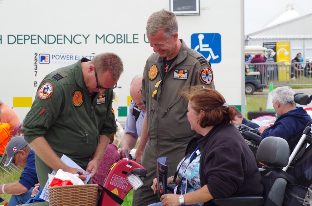 Dutch Apache crew helping out