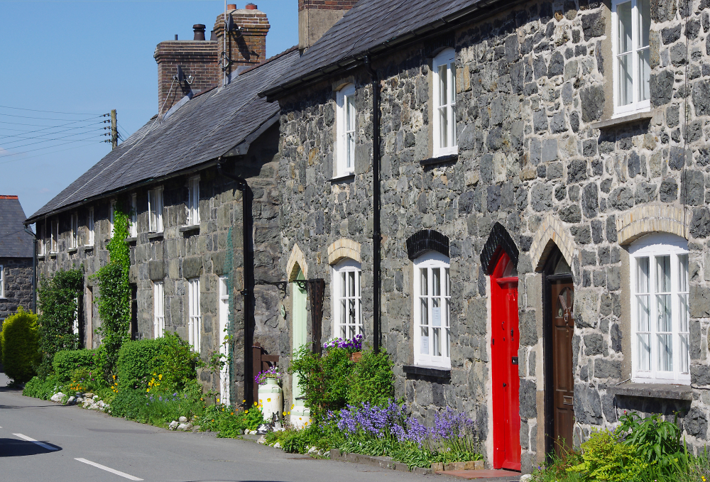 Stone cottages, Llanwyrtflynn