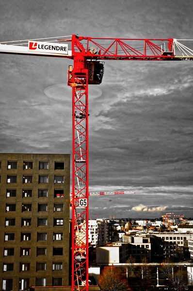 Somewhat unsuccessful large Alien stealth flying saucer (with defensive Earthling cranes)