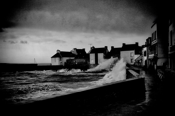 A cheerfully somber photo of a splashing sea