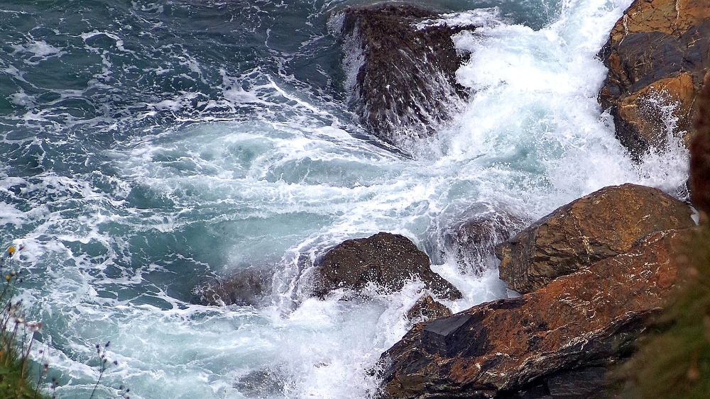 Sea, foam and rocks