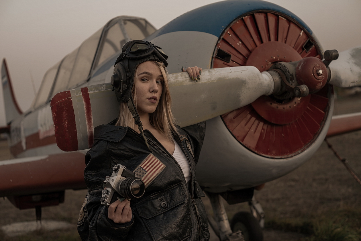 PILOT GIRL WITH PENTAX