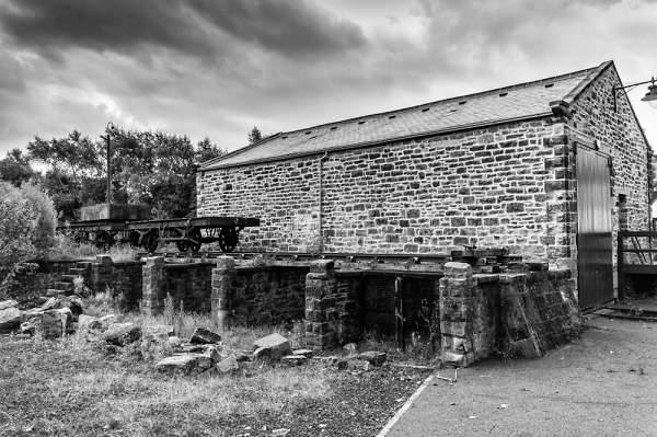 The old-engine shed.